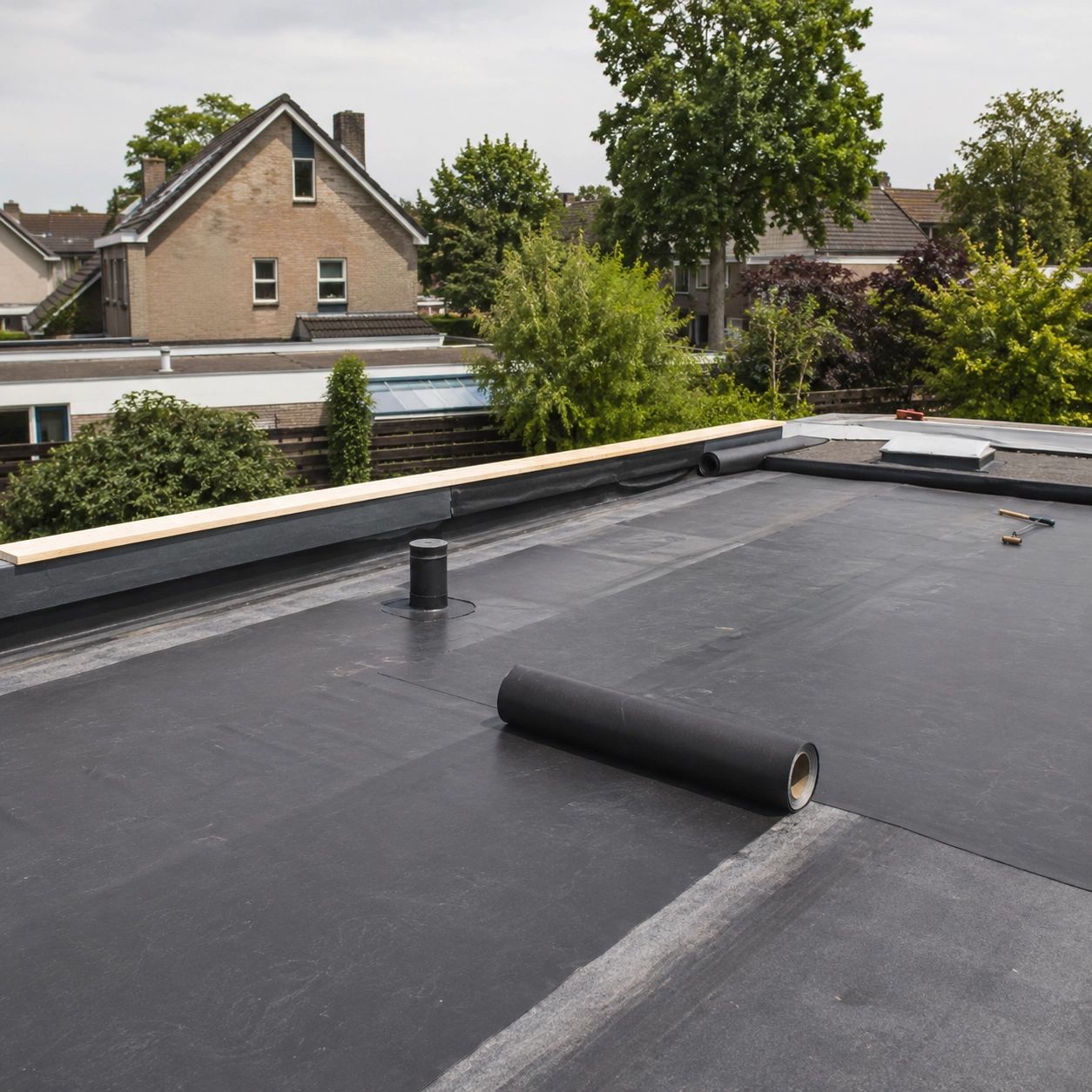 Plat dak met aangebrachte EPDM-dakbedekking en een nog ongebruikte rol